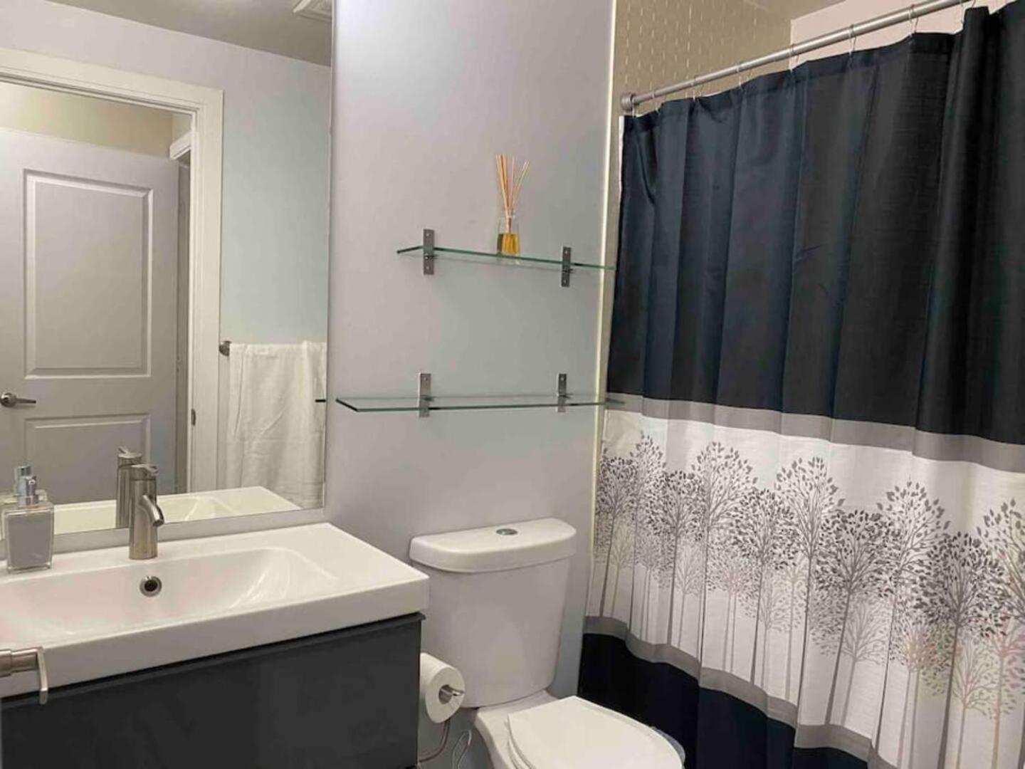 Luxurious 1 Bedroom Den, 1 Bath Condo Square One Mississauga Exterior photo